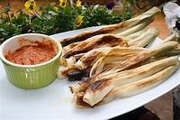 Calçots con salsa romescu