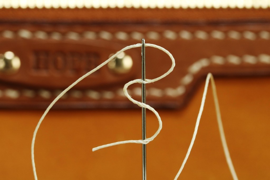 Guía de Selección de Hilo y Aguja para Costura de Cuero