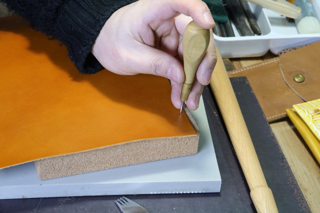 La Lezna: Herramienta Esencial en la Costura de Cuero