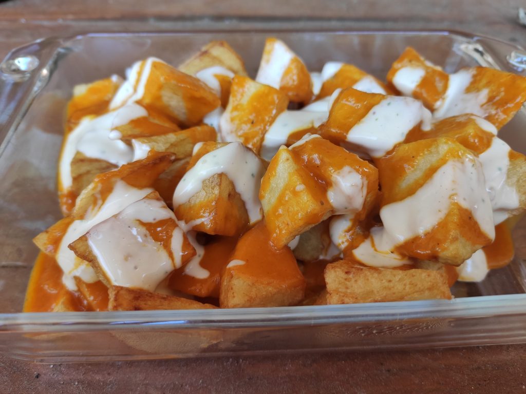 Patatas bravas con alioli vegano