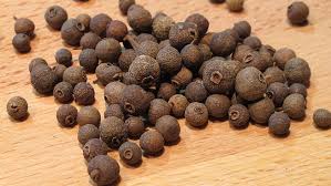 Pimienta de Jamaica (Pimenta dioica) – también llamada "allspice".