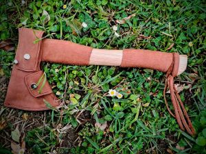 Hacha de bushcraft acabada en cuero