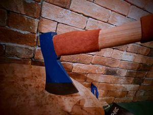 Hacha de bushcraft acabada en cuero