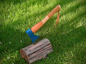 Hacha de bushcraft acabada en cuero