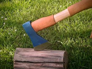 Hacha de bushcraft acabada en cuero