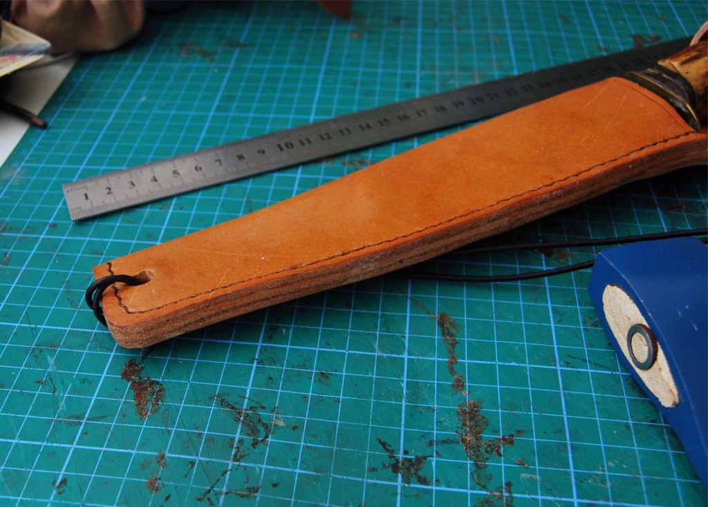 Funda de Cuchillo Artesanal en Cuero para cuchillo con Empuñadura de Asta de Ciervo