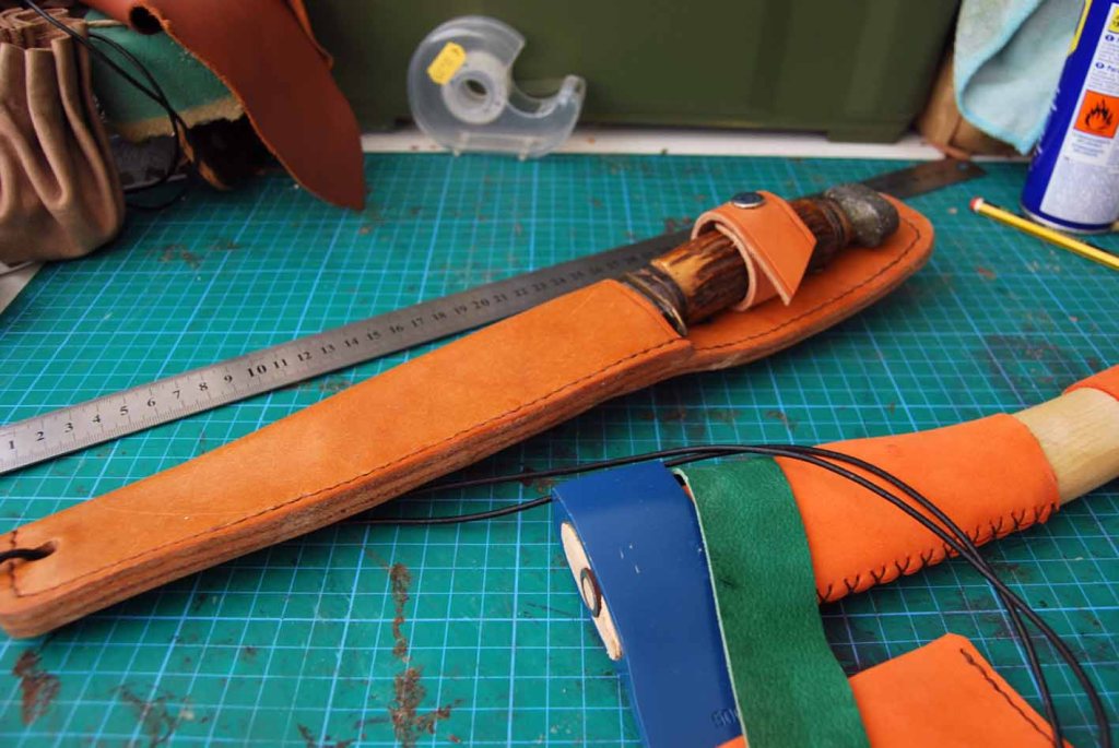 Funda de Cuchillo Artesanal en Cuero para cuchillo con Empuñadura de Asta de Ciervo