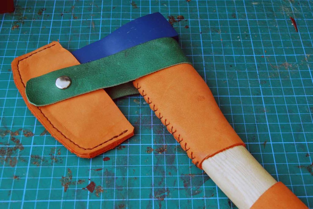 Hacha de 500 gr. con mago de 36 cm. forrada de cuero.