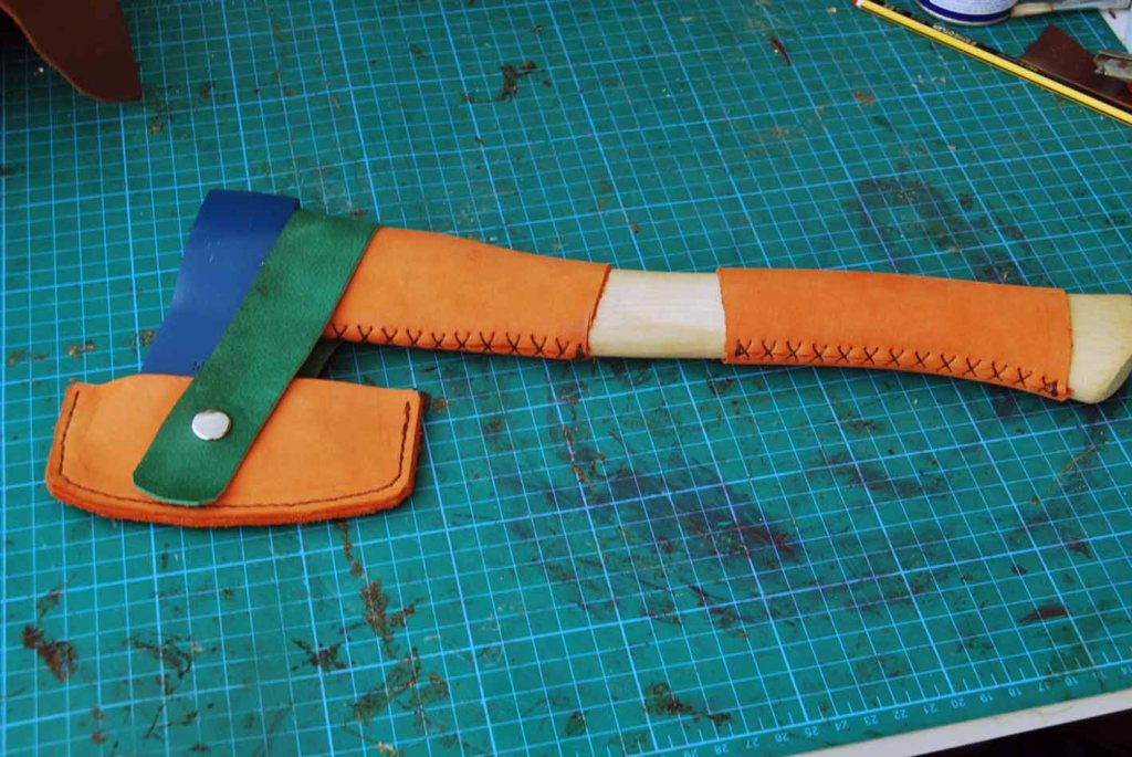 Hacha de 500 gr. con mago de 36 cm. forrada de cuero.