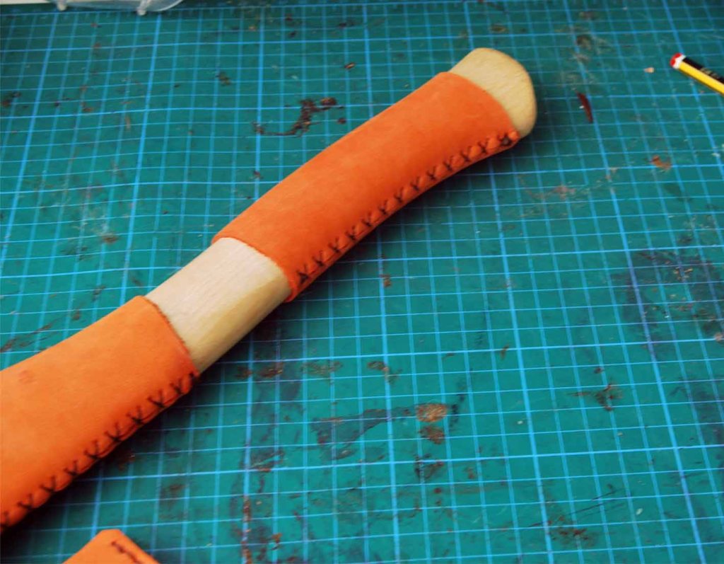 Hacha de 500 gr. con mago de 36 cm. forrada de cuero.