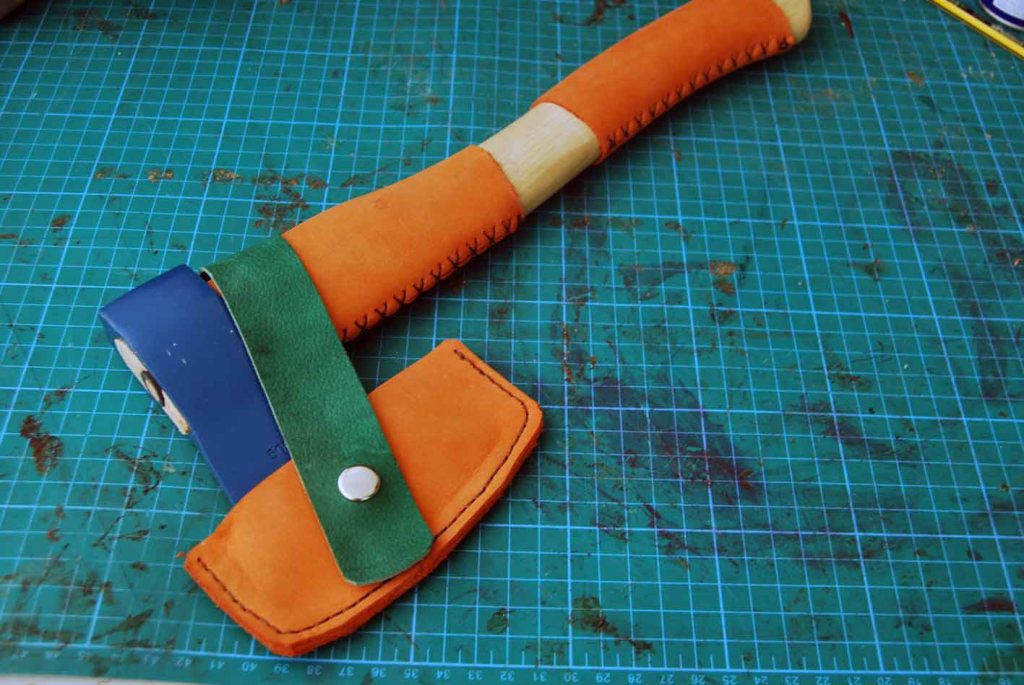 Hacha de 500 gr. con mago de 36 cm. forrada de cuero.