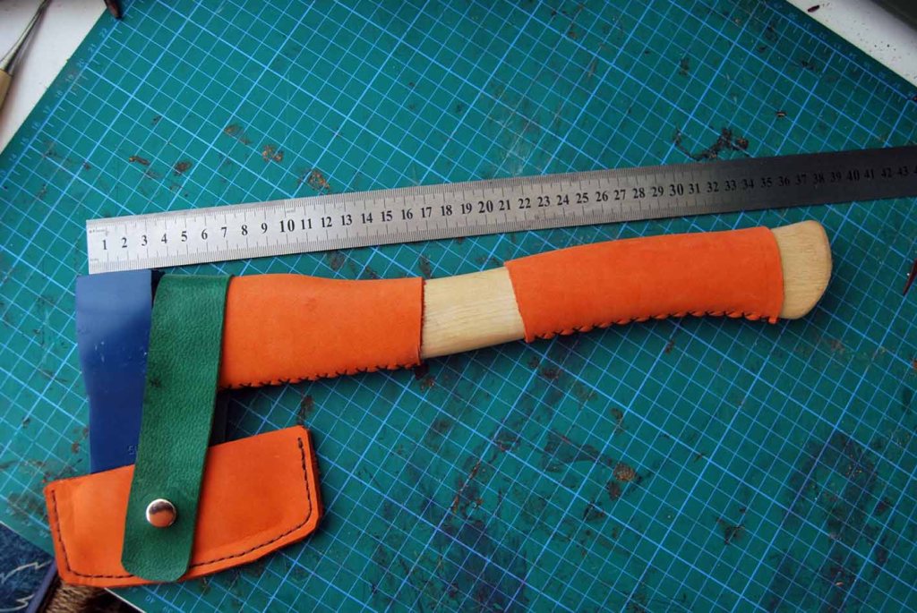 Hacha de 500 gr. con mago de 36 cm. forrada de cuero.