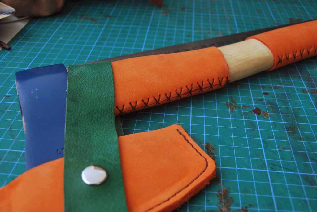 Hacha de 500 gr. con mago de 36 cm. forrada de cuero.