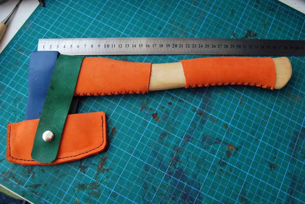 Hacha de 500 gr. con mago de 36 cm. forrada de cuero.