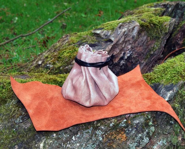 Una bolsa rústica y tradicional para yesca, hecha a mano con cuero español. La bolsa se cierra con un cordón de cuero para facilitar el deslizamiento.