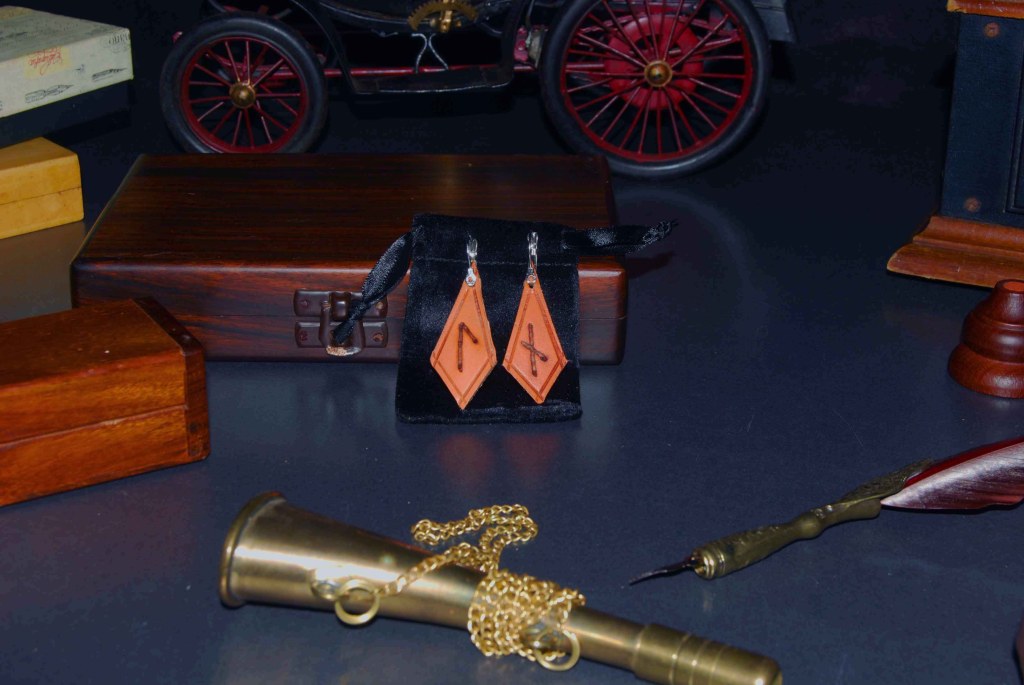 Pendientes pirograbados, cuero natural, runas, artesanía, hecho a mano Mod. 3