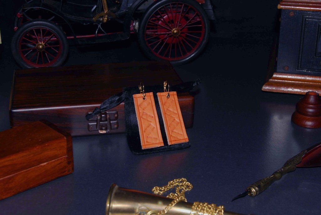 Pendientes, repujados, cuero natural, artesanía, hecho a mano