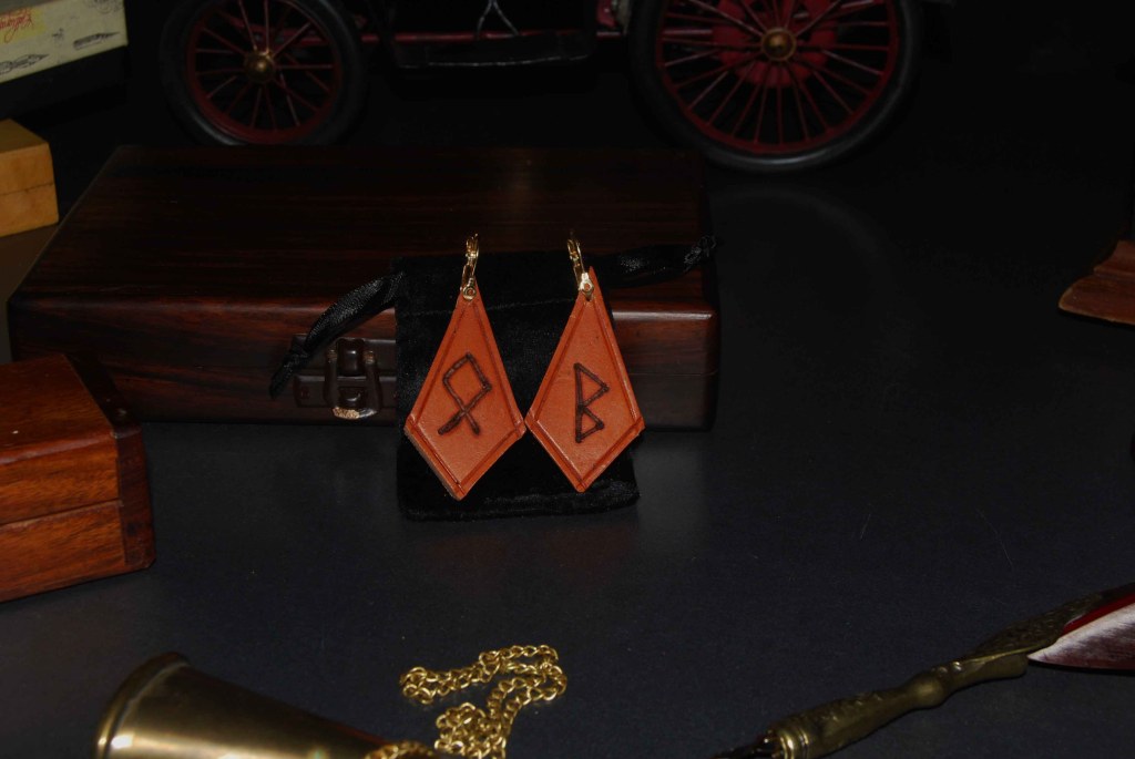 Pendientes, pirograbados, cuero natural, runas, artesanía, hecho a mano. Mod. 4