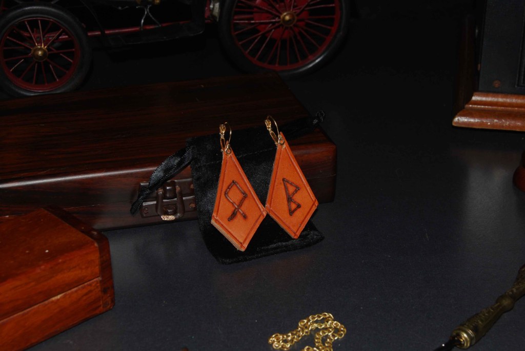 Pendientes, pirograbados, cuero natural, runas, artesanía, hecho a mano. Mod. 4