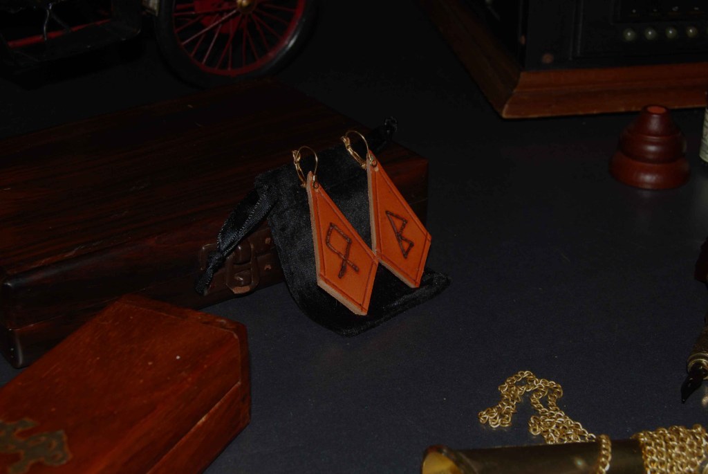 Pendientes, pirograbados, cuero natural, runas, artesanía, hecho a mano. Mod. 4