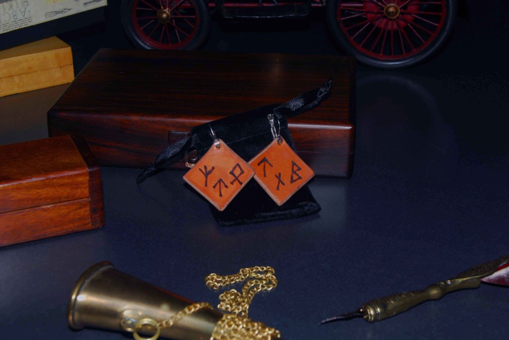 Pendientes, pirograbados, cuero natural, runas, artesanía, hecho a mano. Mod. 4