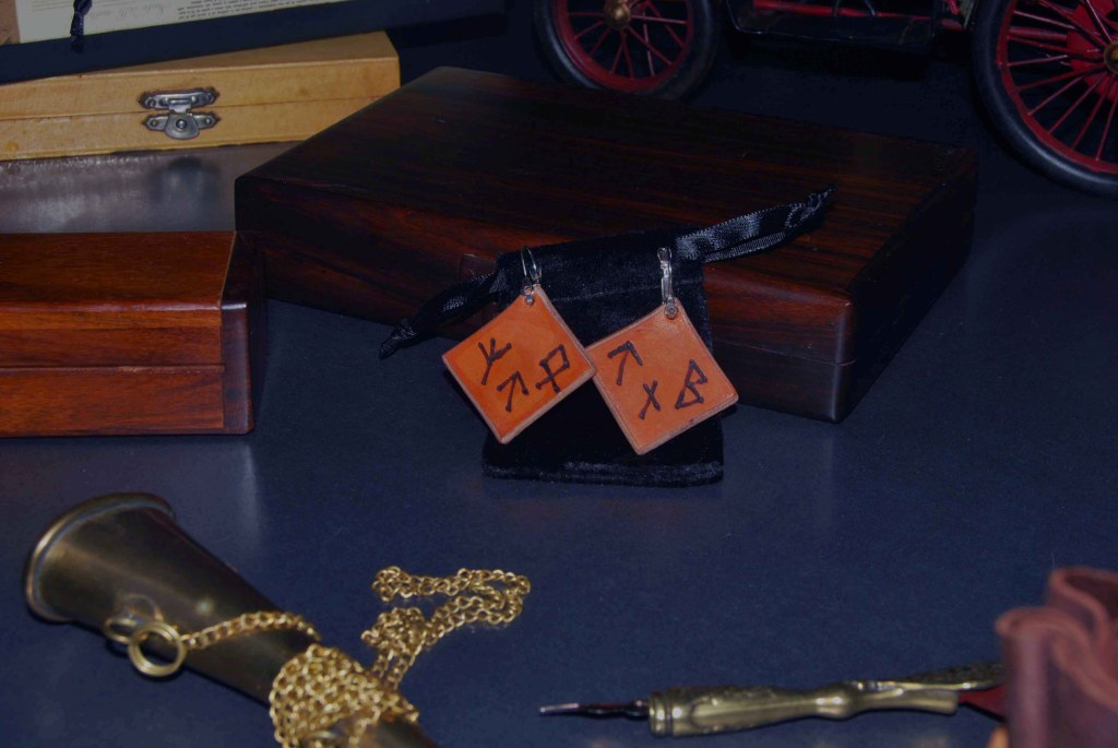 Pendientes, pirograbados, cuero natural, runas, artesanía, hecho a mano. Mod. 4