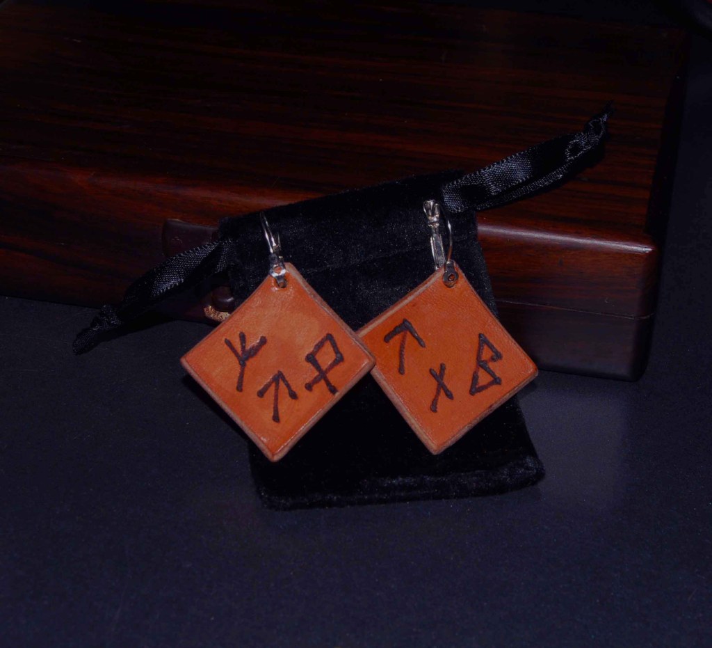 Pendientes, pirograbados, cuero natural, runas, artesanía, hecho a mano. Mod. 4