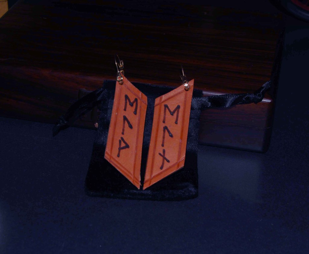 Pendientes, pirograbados, cuero natural, runas, artesanía, hecho a mano. Mod. 5