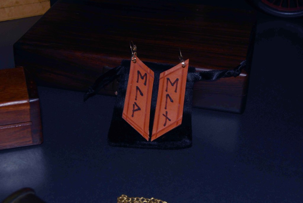 Pendientes, pirograbados, cuero natural, runas, artesanía, hecho a mano. Mod. 5