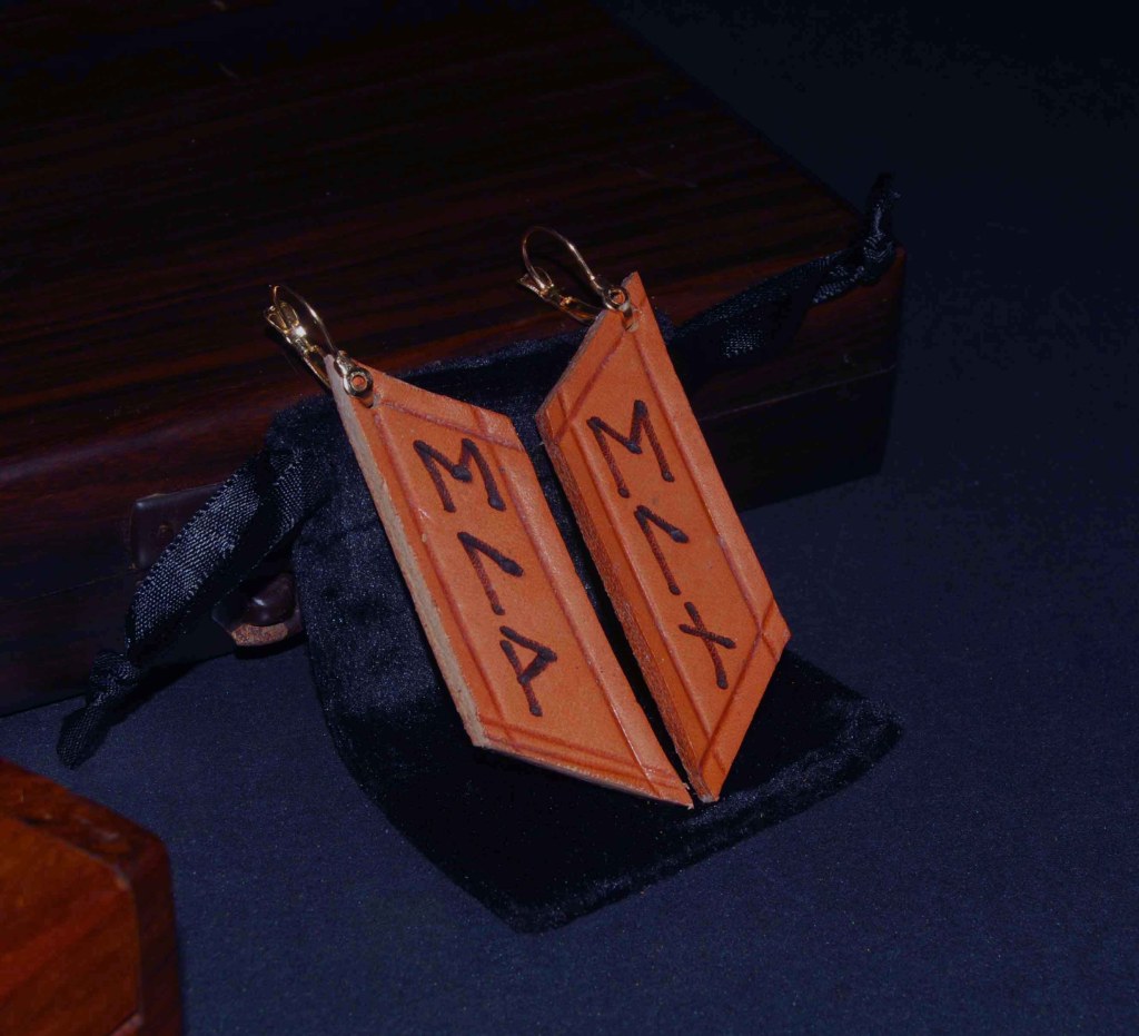 Pendientes, pirograbados, cuero natural, runas, artesanía, hecho a mano. Mod. 5