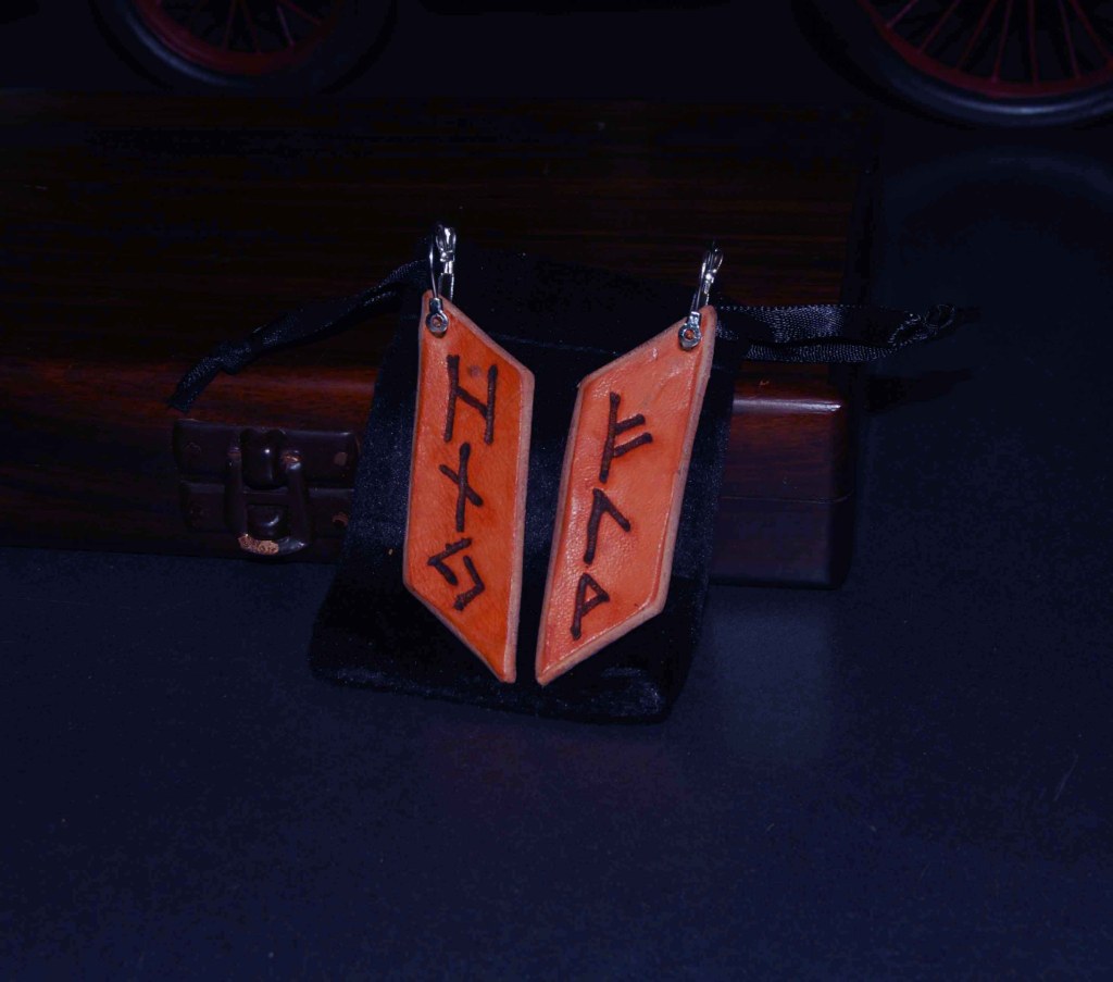 Pendientes, pirograbados, cuero natural, runas, artesanía, hecho a mano. Mod. 7