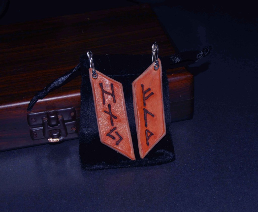 Pendientes, pirograbados, cuero natural, runas, artesanía, hecho a mano. Mod. 7