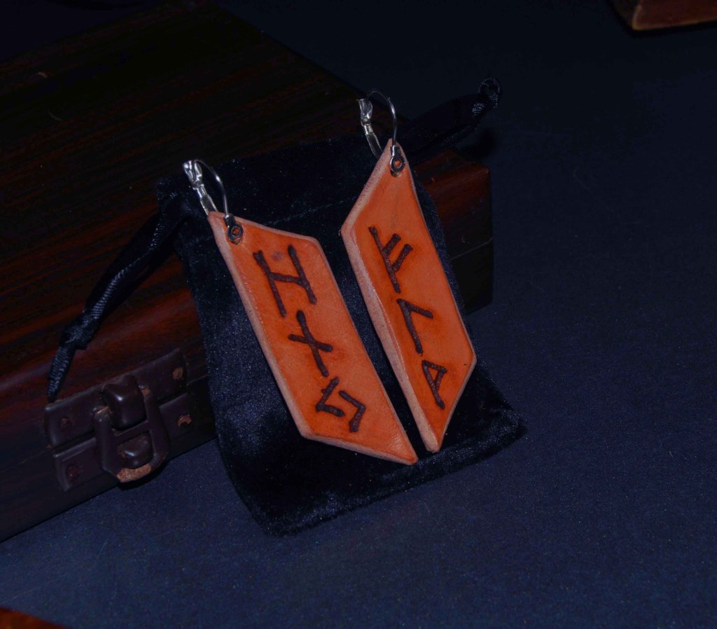 Pendientes, pirograbados, cuero natural, runas, artesanía, hecho a mano. Mod. 7