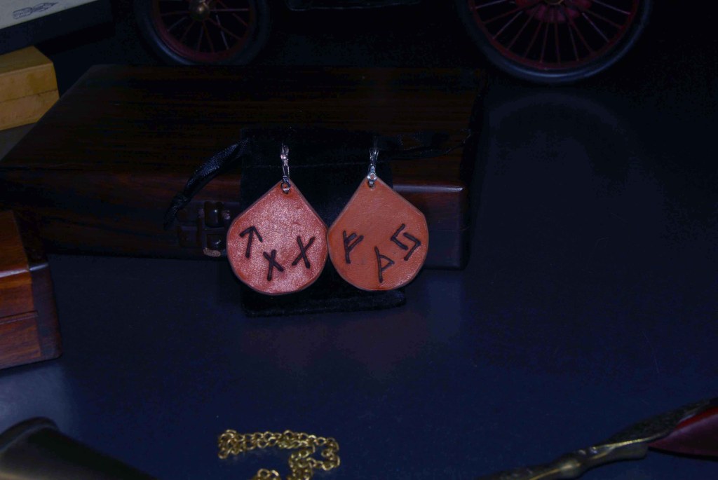 Pendientes, pirograbados, cuero natural, runas, artesanía, hecho a mano. Mod. 8