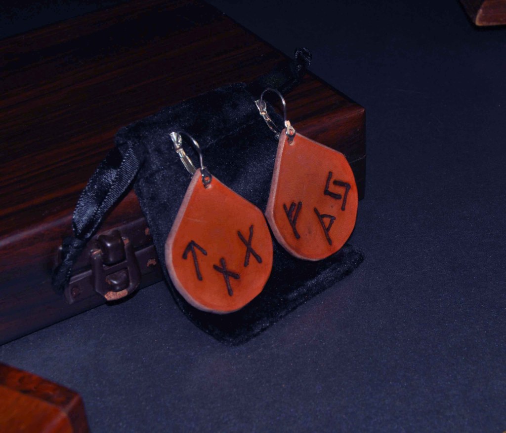 Pendientes, pirograbados, cuero natural, runas, artesanía, hecho a mano. Mod. 8
