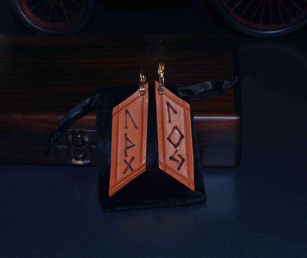 Pendientes, pirograbados, cuero natural, runas, artesanía, hecho a mano. Mod. 9