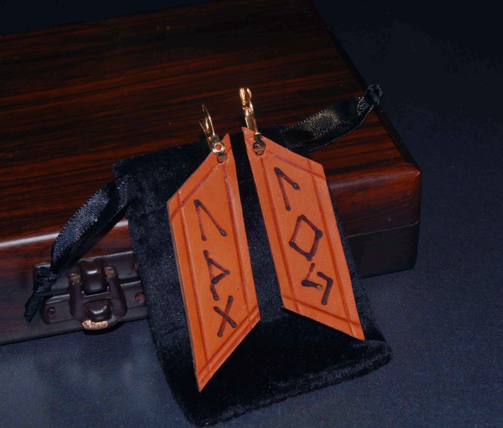 Pendientes, pirograbados, cuero natural, runas, artesanía, hecho a mano. Mod. 9