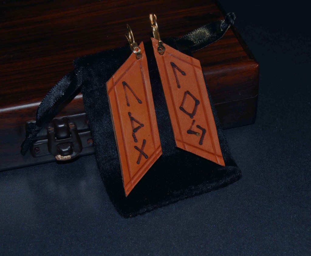 Pendientes, pirograbados, cuero natural, runas, artesanía, hecho a mano. Mod. 9