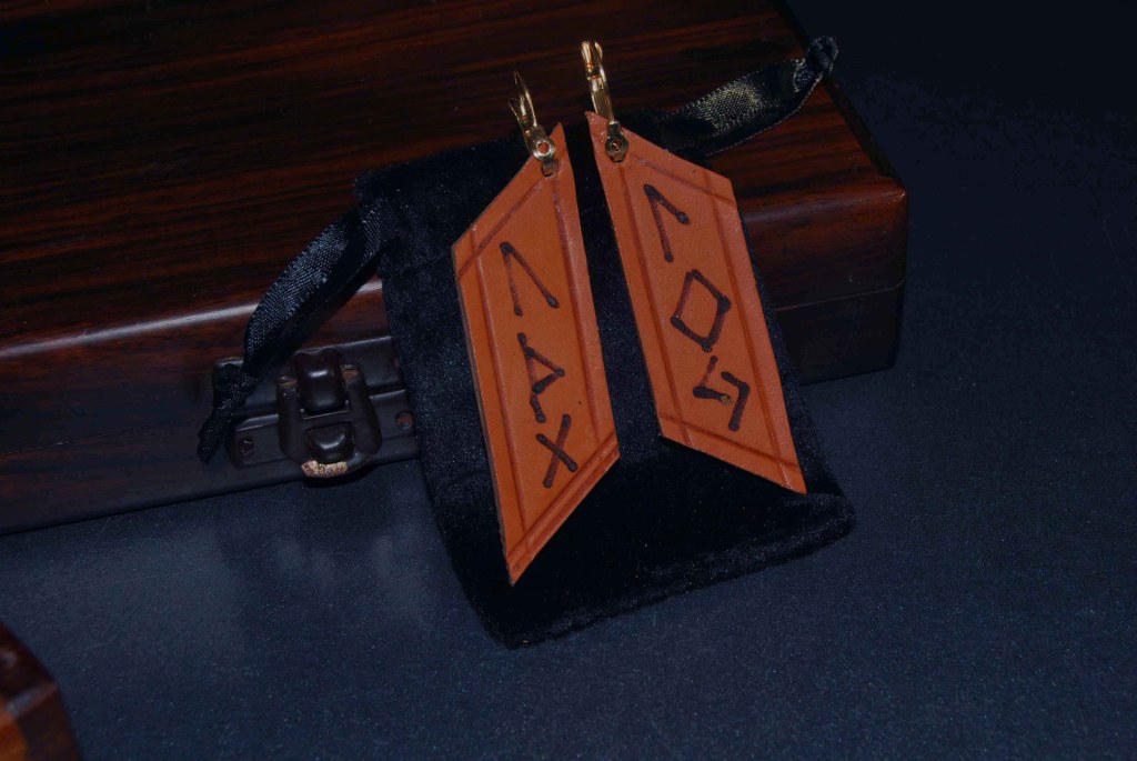 Pendientes, pirograbados, cuero natural, runas, artesanía, hecho a mano. Mod. 9