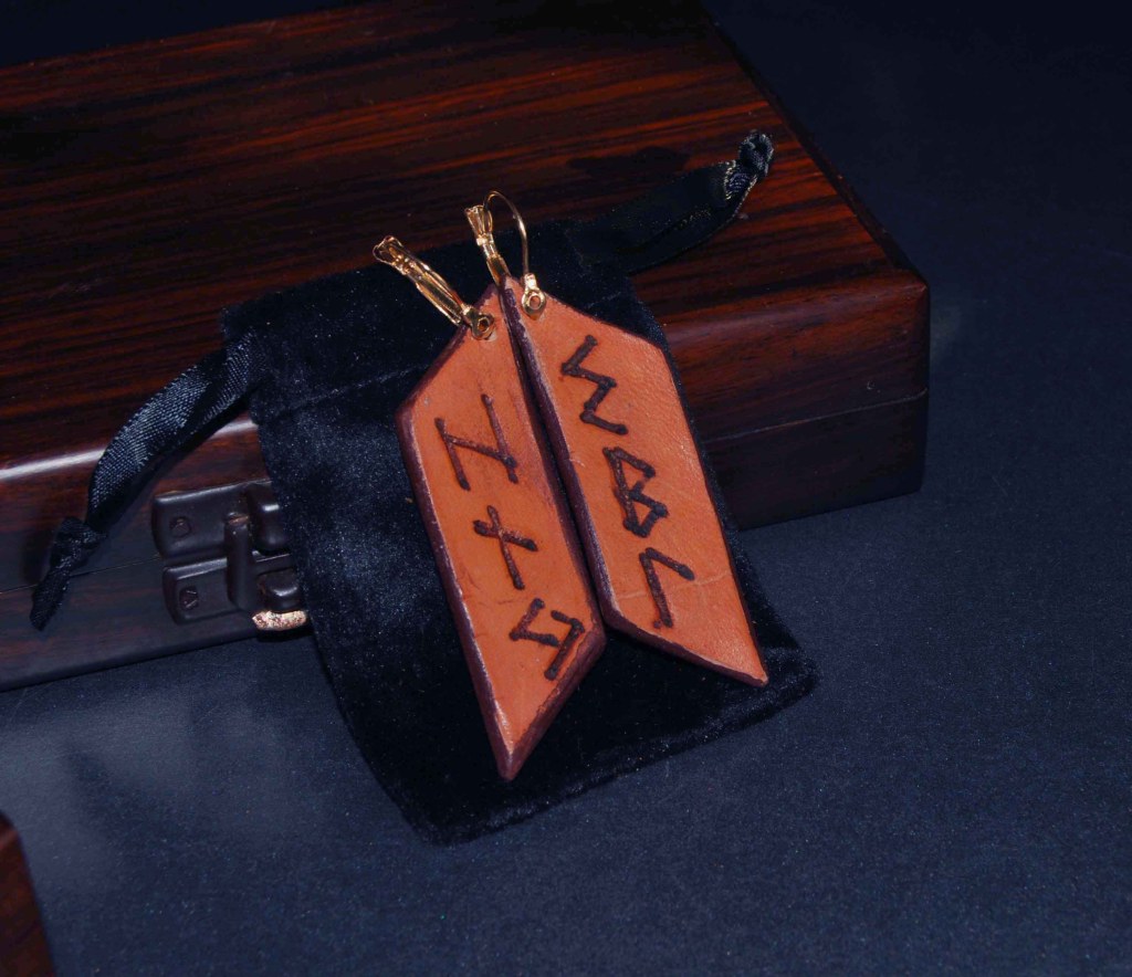 Pendientes, pirograbados, cuero natural, runas, artesanía, hecho a mano. Mod. 10