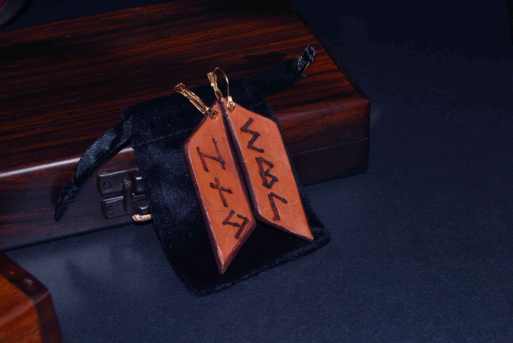 Pendientes, pirograbados, cuero natural, runas, artesanía, hecho a mano. Mod. 10