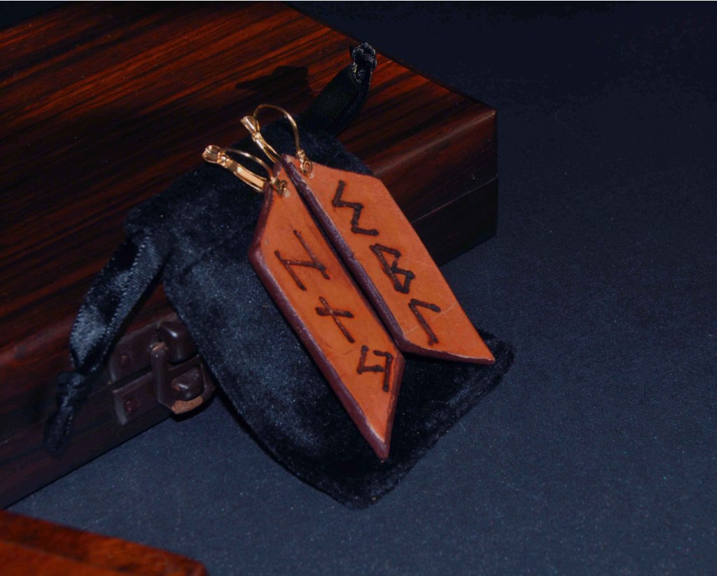 Pendientes, pirograbados, cuero natural, runas, artesanía, hecho a mano. Mod. 10