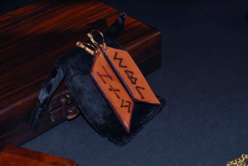 Pendientes, pirograbados, cuero natural, runas, artesanía, hecho a mano. Mod. 10