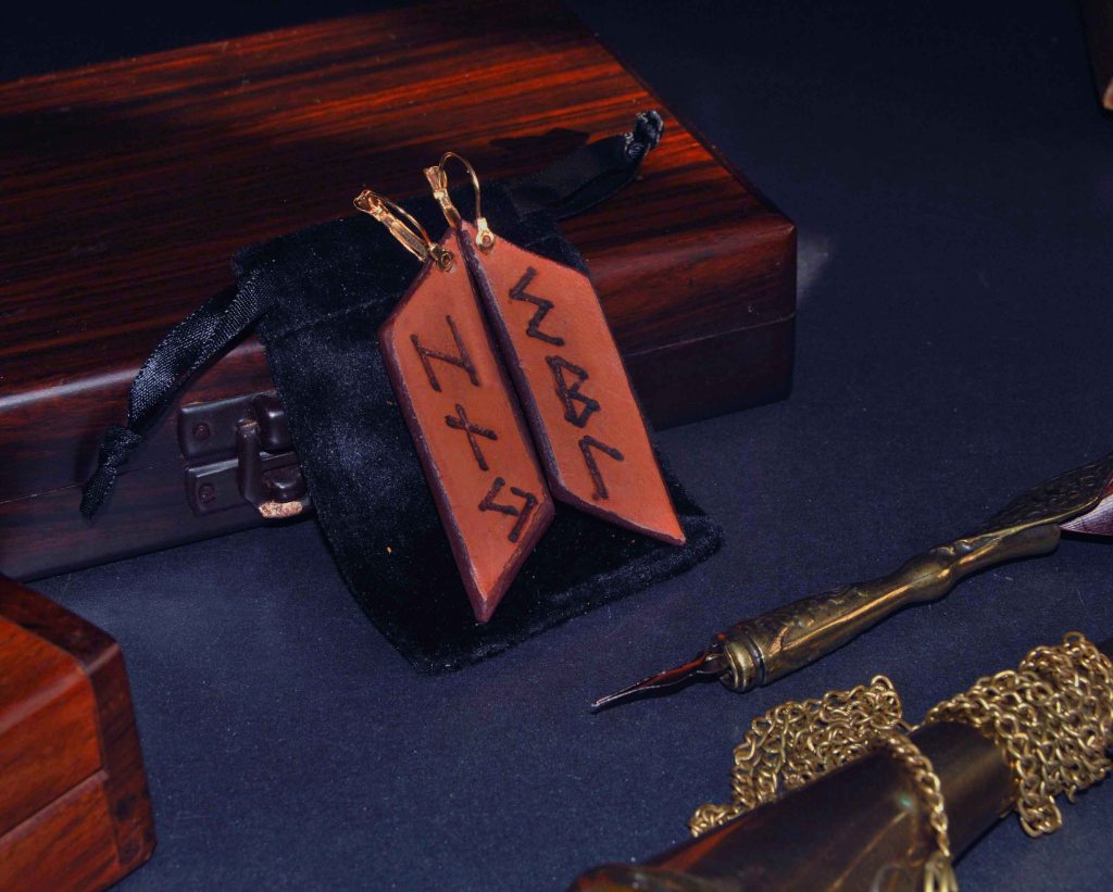 Pendientes, pirograbados, cuero natural, runas, artesanía, hecho a mano. Mod. 10