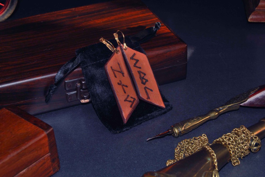 Cuero natural pirograbado a mano.