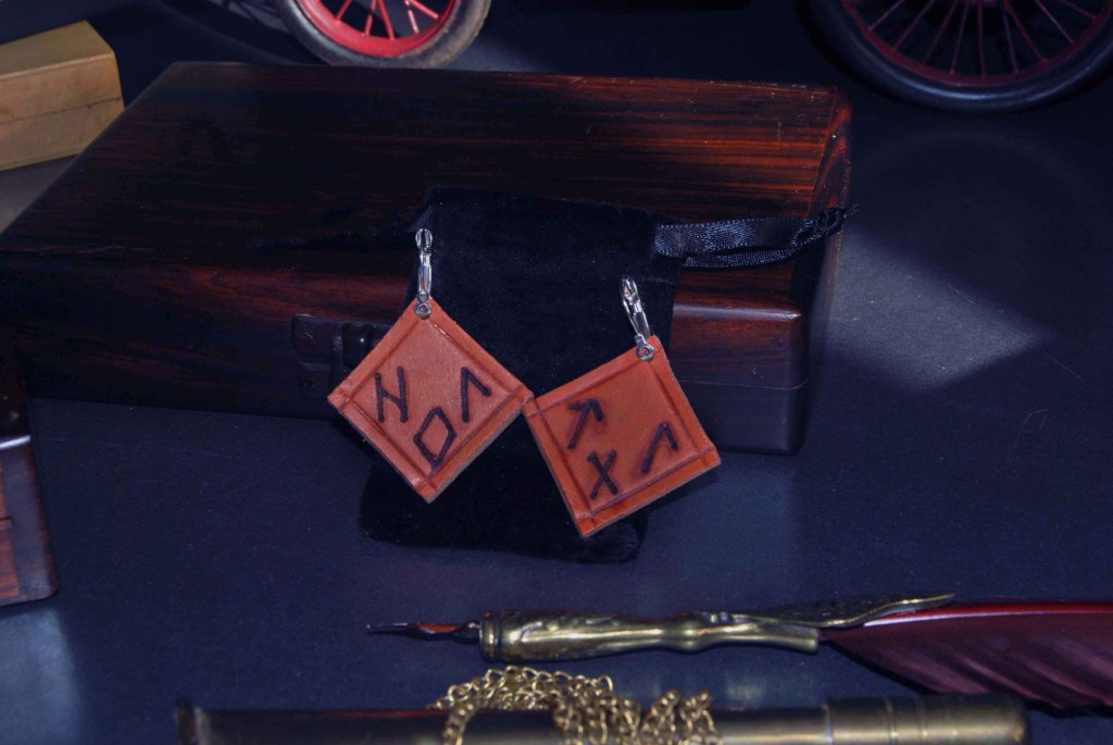 Pendientes, pirograbados, cuero natural, runas, artesanía, hecho a mano. Mod. 11