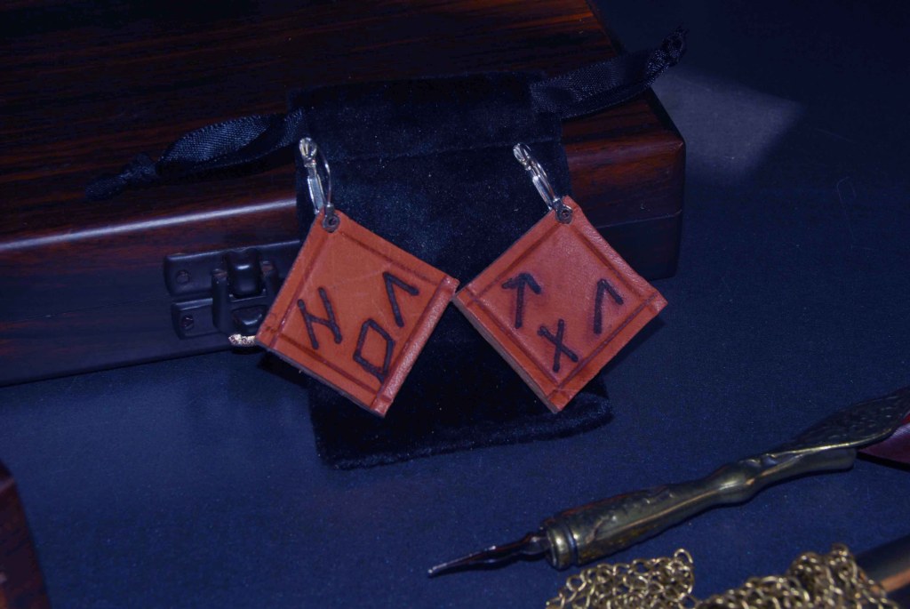 Pendientes, pirograbados, cuero natural, runas, artesanía, hecho a mano. Mod. 11