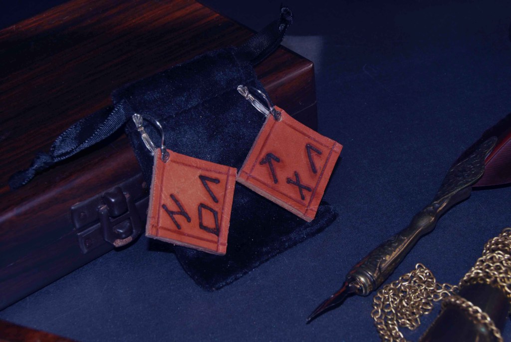 Pendientes, pirograbados, cuero natural, runas, artesanía, hecho a mano. Mod. 11