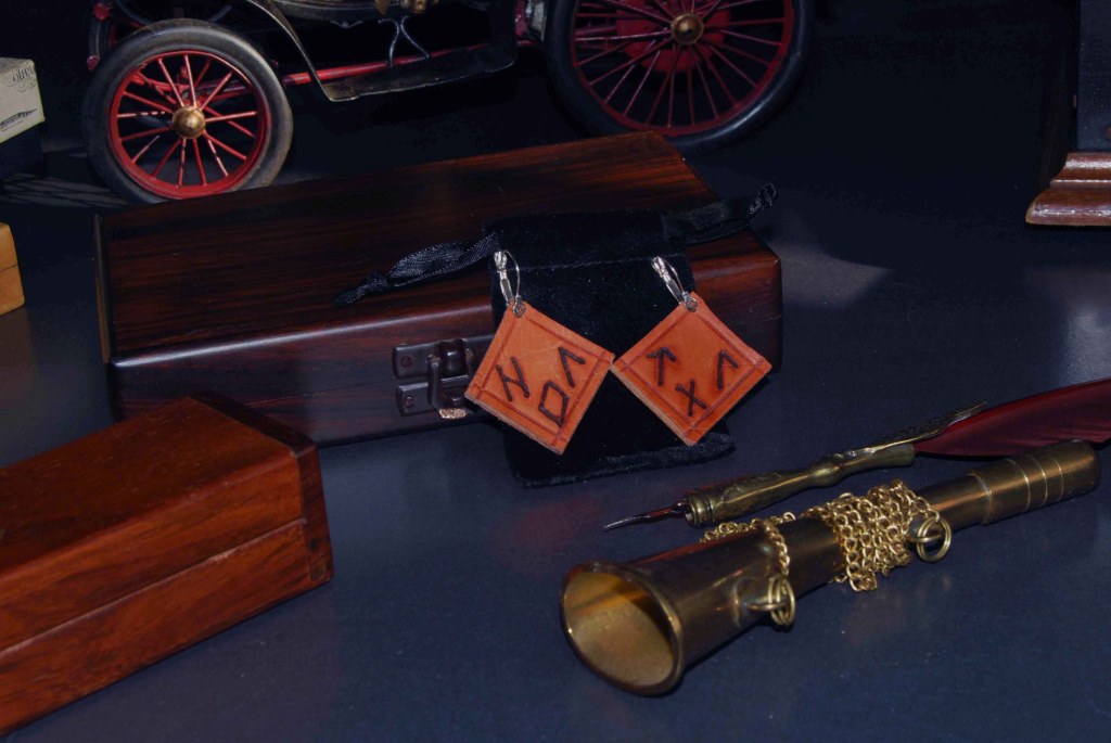 Cuero natural pirograbado a mano.