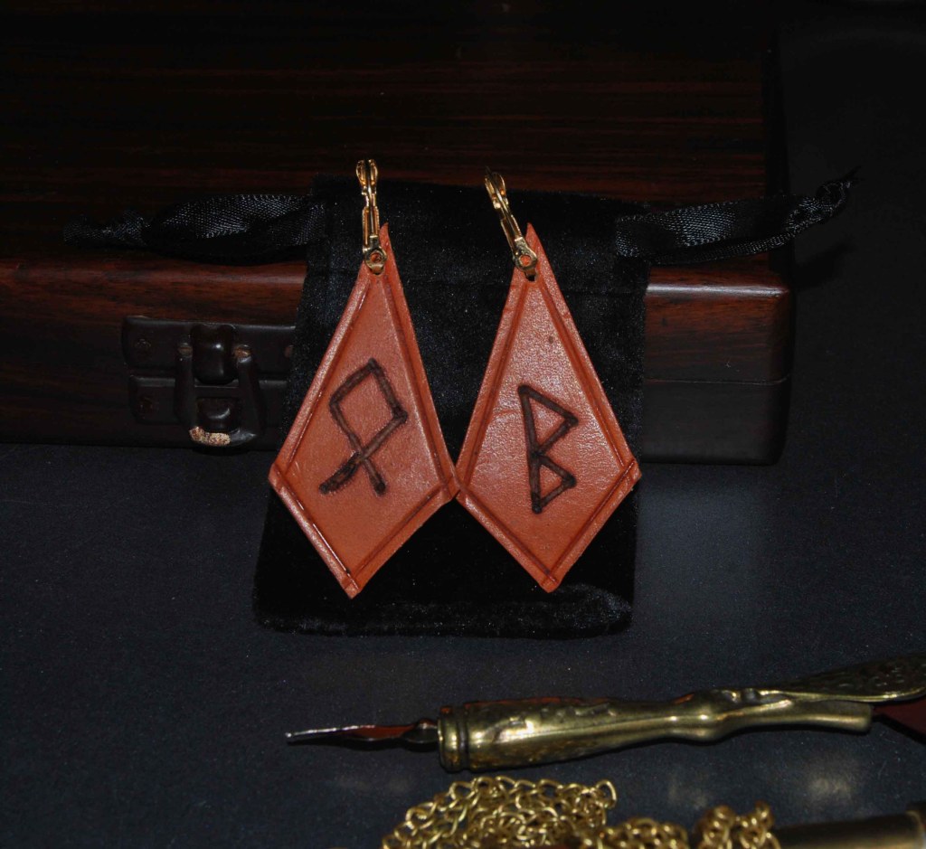 Pendientes, pirograbados, cuero natural, runas, artesanía, hecho a mano. Mod. 4